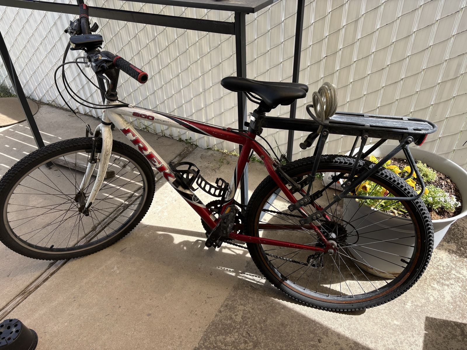 Trek 800 Sport Mountain Bike - Red/White, 26" Wheels, Rear Rack
