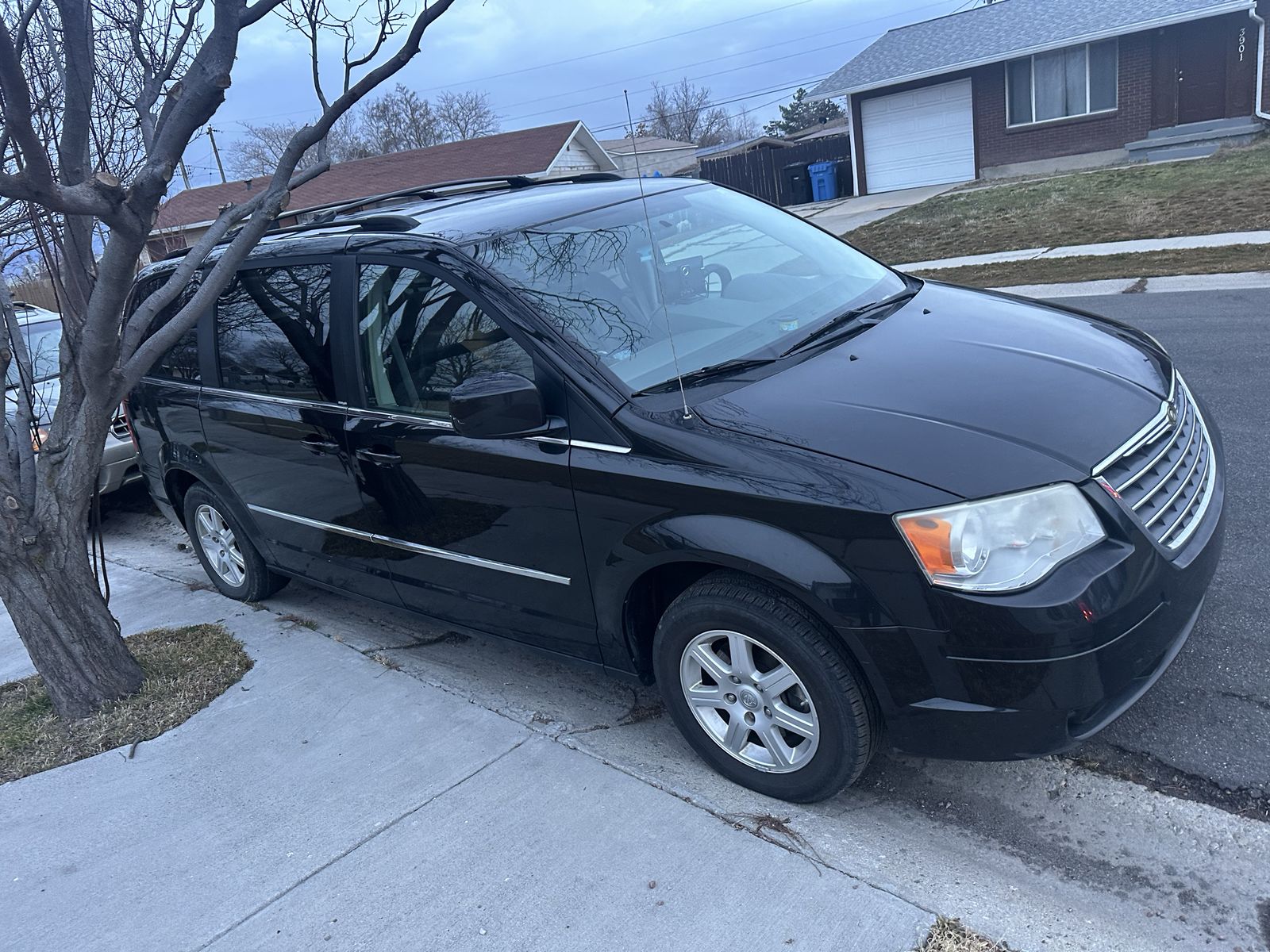 2010 CHRYSLER TOWN AND COUNTRY