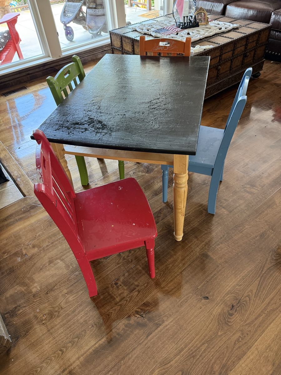 Kids sturdy homeschooling table and chairs with st