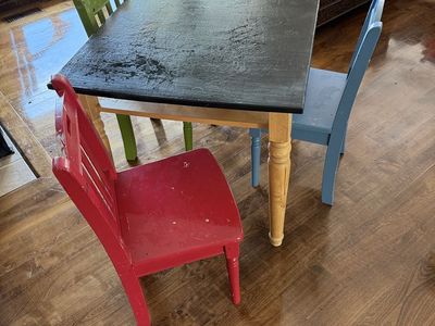 Kids sturdy homeschooling table and chairs with st