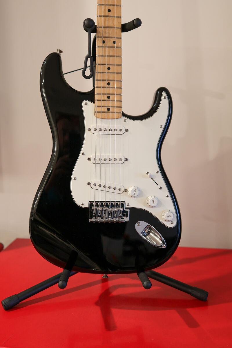 2010 Fender Stratocaster MIM Black Maple Neck SSS w Gig Bag