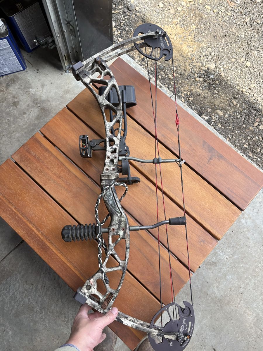 Carbon Rage compound bow