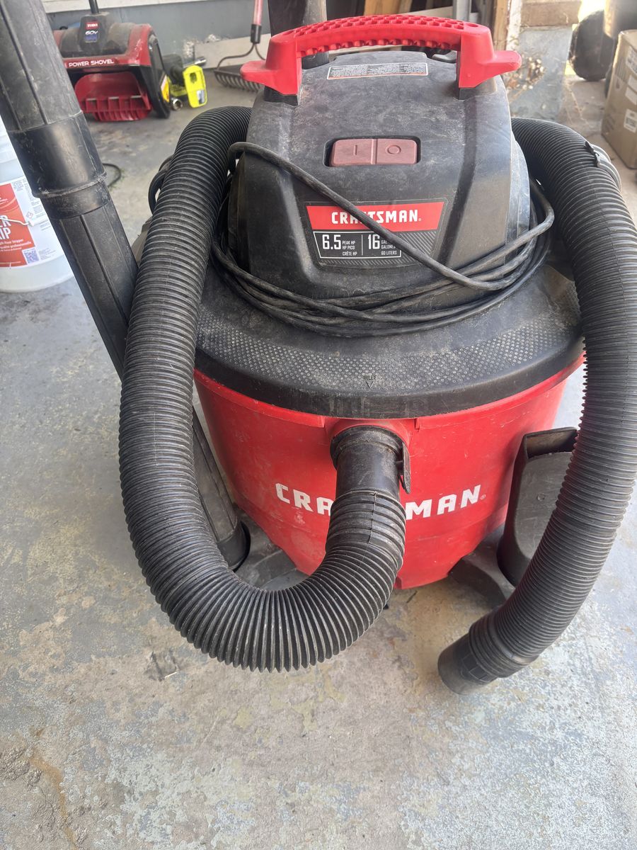 Craftsman 16 gallon wet/dry vac with tools