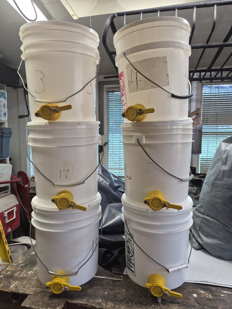 Plastic 4 Gallon Honey Food Grade Bucket with Honey Gate for Beekeeping Apiary and lid. 6 available.
