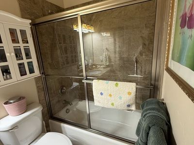Shower Enclosure standard size- free