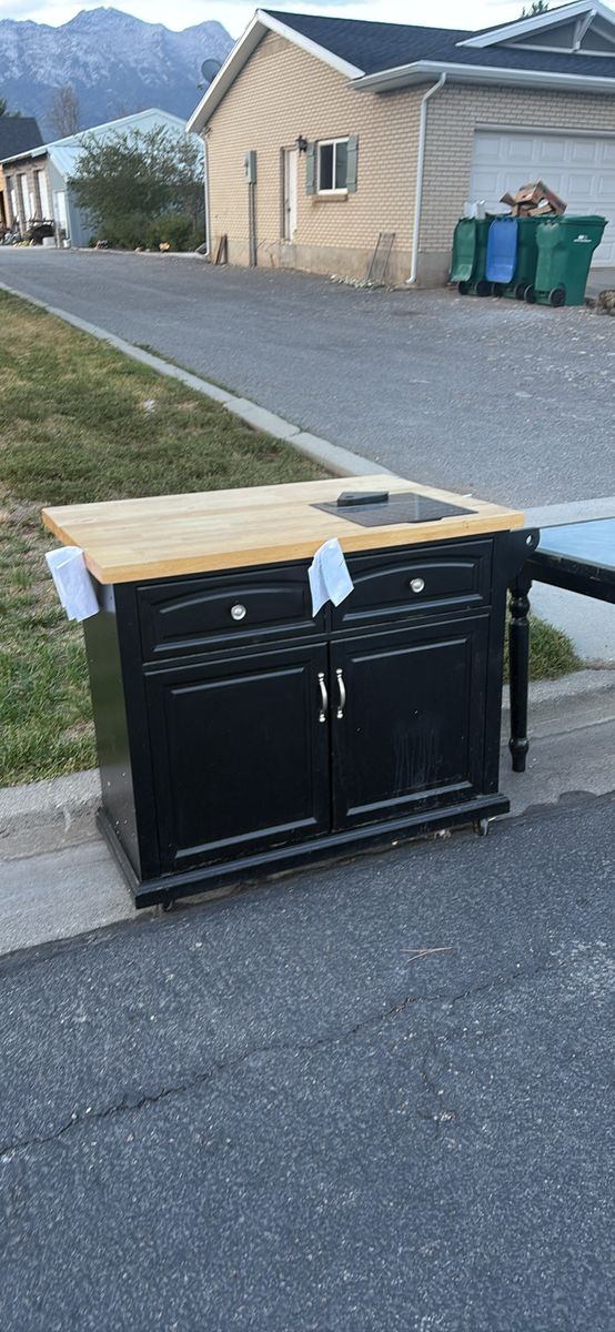Free kitchen table and rolling island