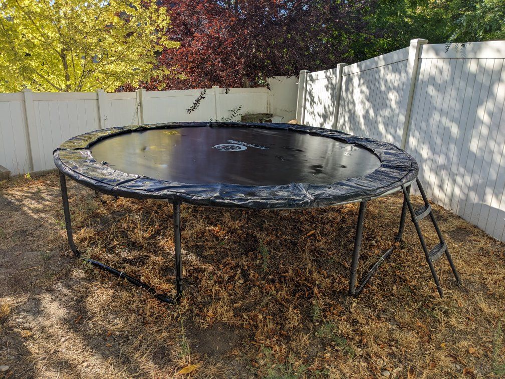 jumpzylla trampoline 8ft - used, NO net