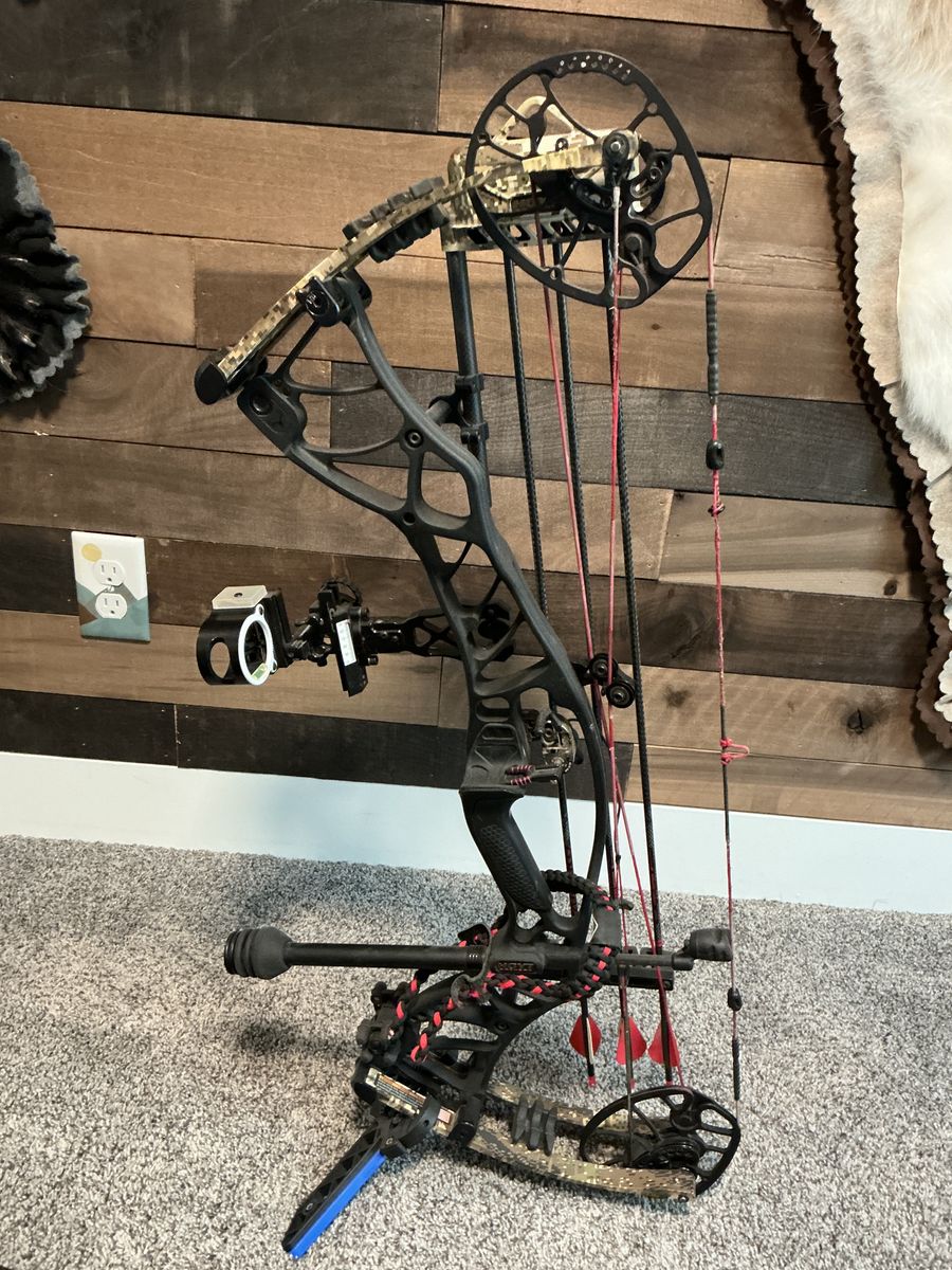Hoyt Helix Compound Bow – Light Wear + Extras