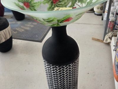Decorative Pedestal Bird Bath / Yard Art