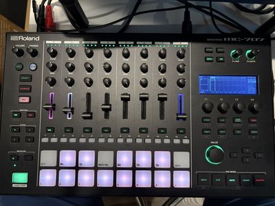 Roland MC 707 Synthesizer groovebox