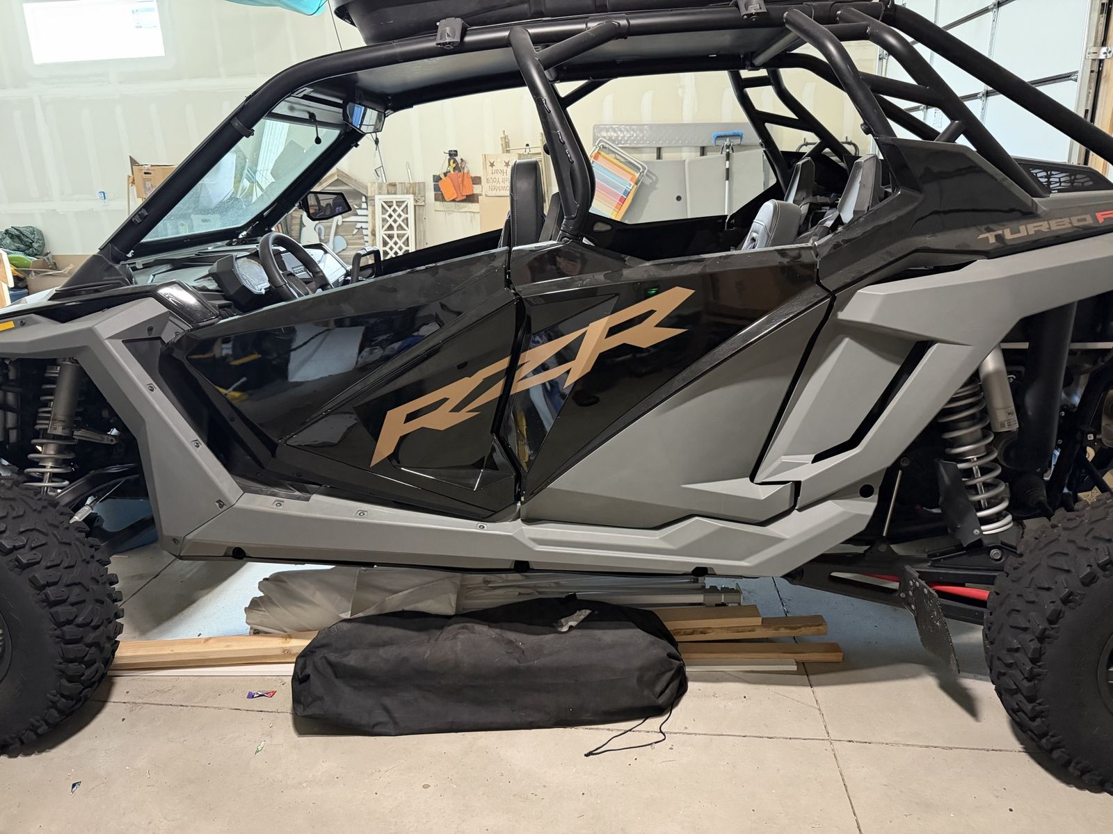 Rzr Turbo R4 - 6 seats