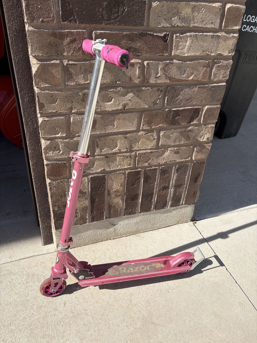 Razor Kick Scooter – Pink, Girls’ Classic Foldable Scooter