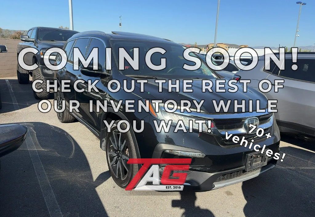 2022 Honda Pilot Touring w/Rear Captain's Chairs