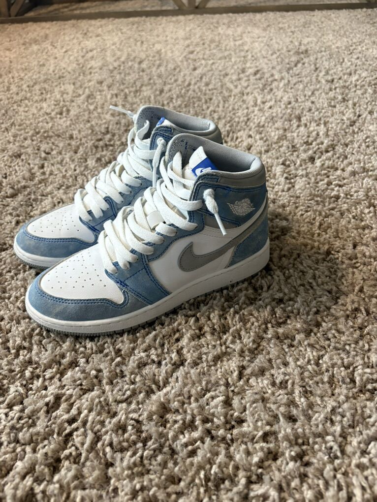 Jordan 1 Hyper Royal Smoke Grey