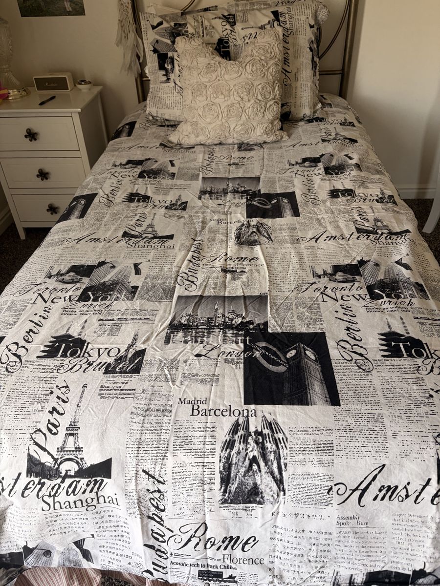 Twin Size Reversible Newspaper City Print Duvet Cover Set Black & White