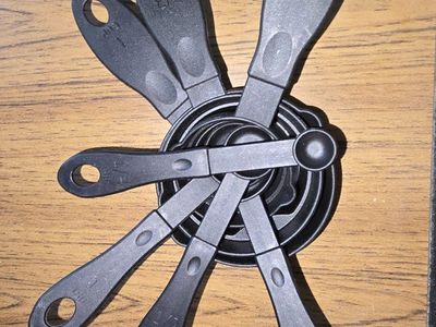 Black Plastic Measuring Cups and Spoons Set 7 pieces