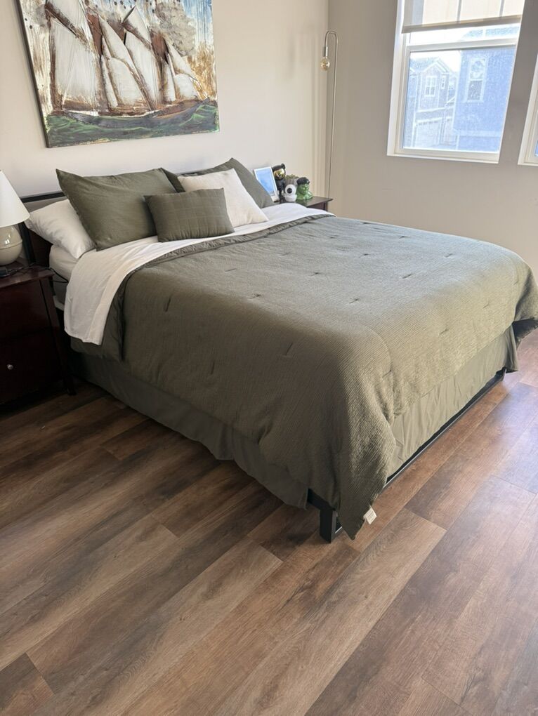 Queen Bed Metal/Wood Bedframe,matress,boxspring