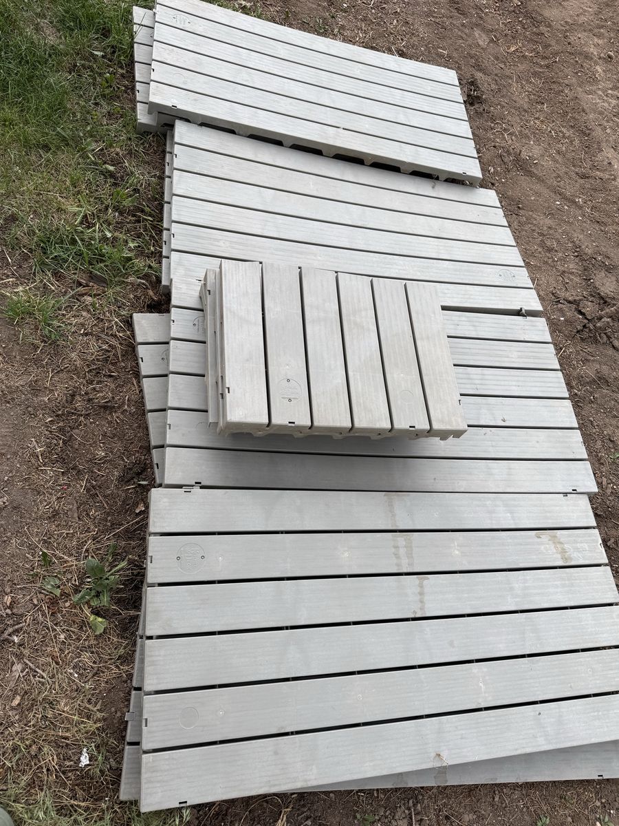 Dog kennel flooring