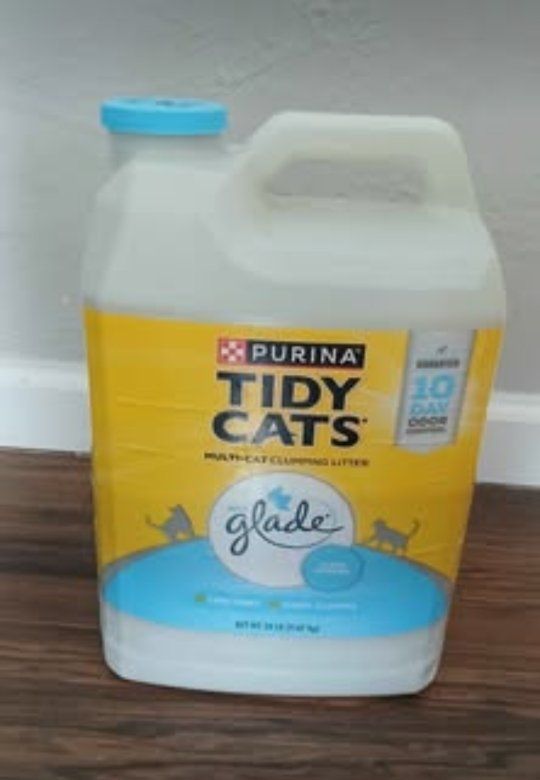 Purina Tidy Cats Multi-Cat Clumping Litter with Glade - Clear Springs scent.