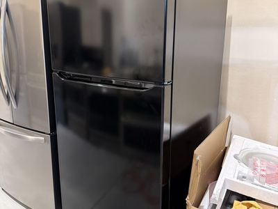 New LG 20 cu. ft. Top Freezer Refrigerator- Model LTCS20020B