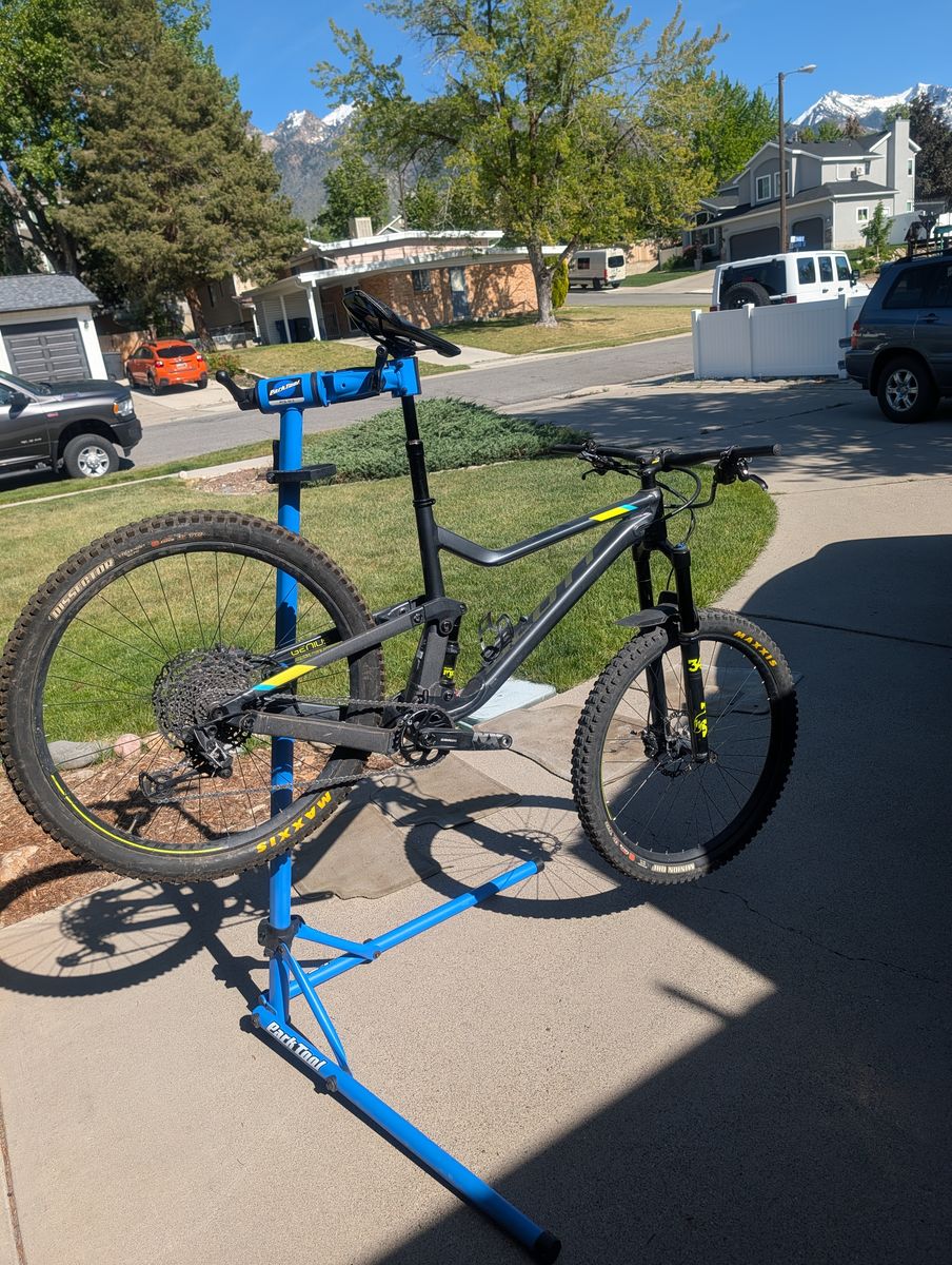Scott Genius 750 (Size L) - with Twin Loc Suspension lockout lever