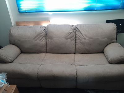 Beautiful and comfortable Quenn sized sofa sleeper