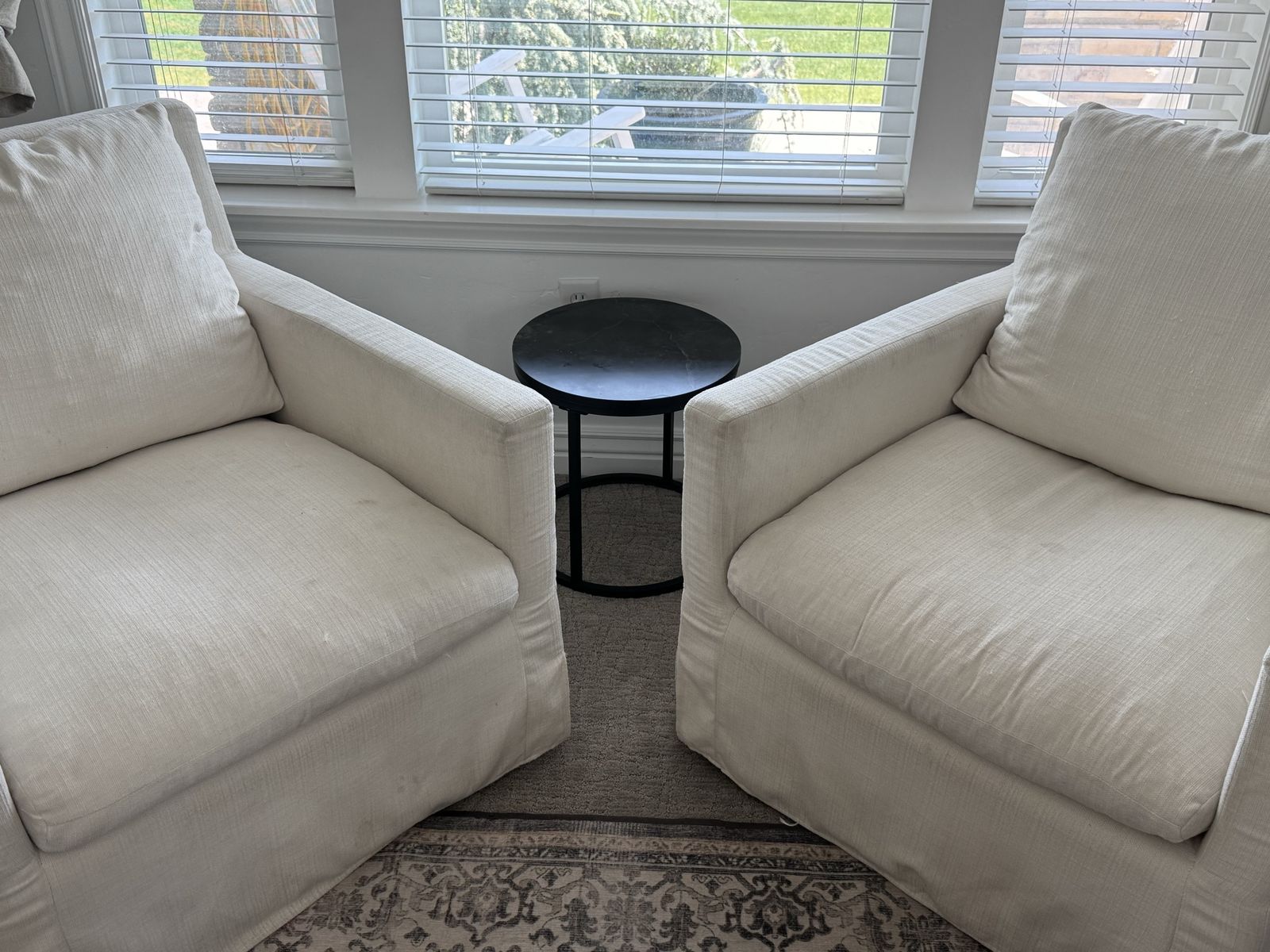 White living room chairs with side table