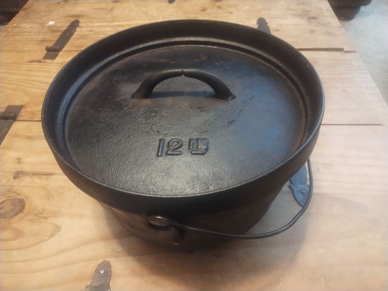 Dutch oven from the 1800s (gate marks)