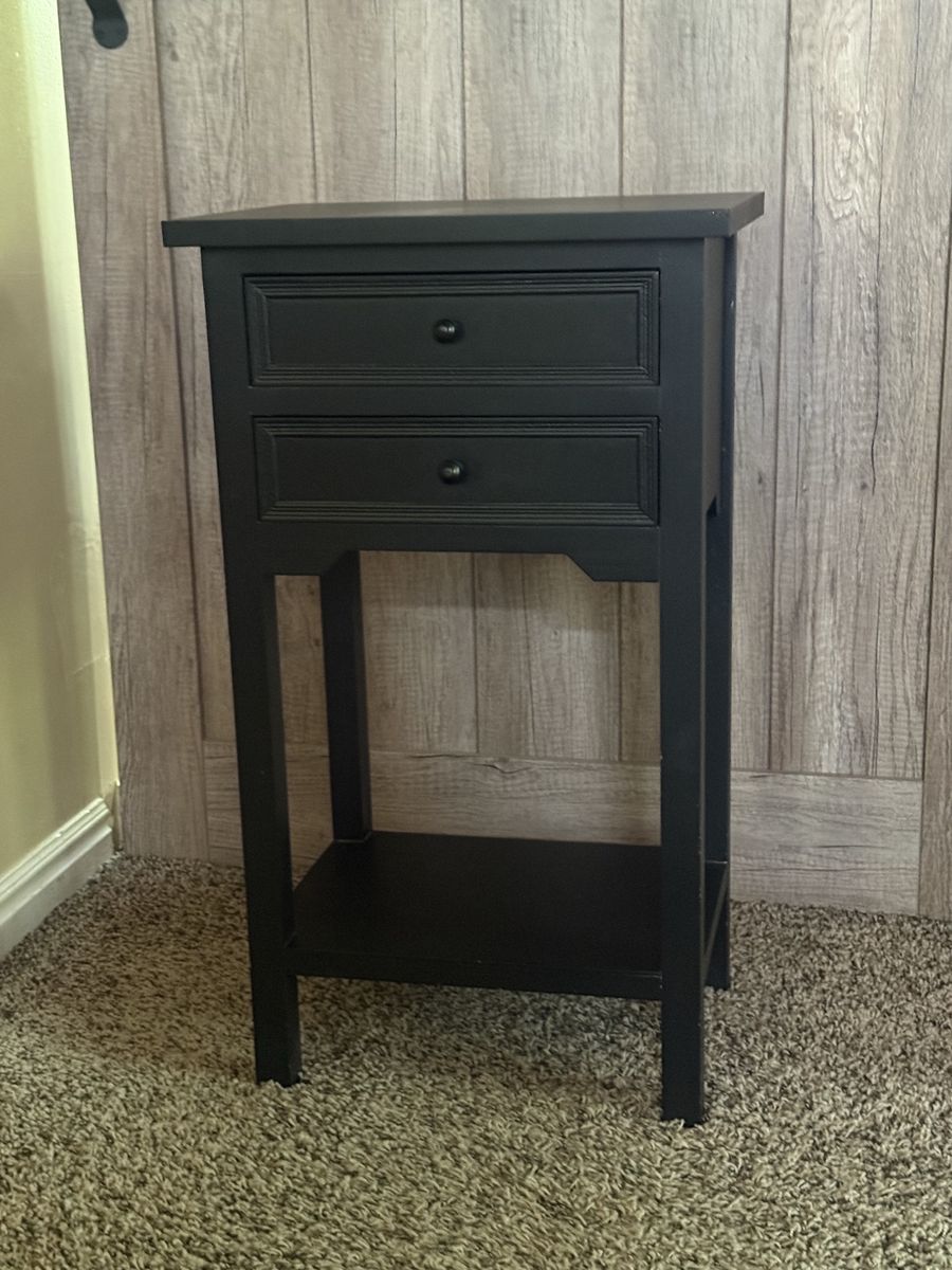 Cute side table, like new,