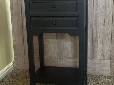 Cute side table, like new,