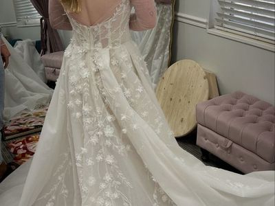 Stunning Floral Applique Wedding Dress with Long Sleeves and Train