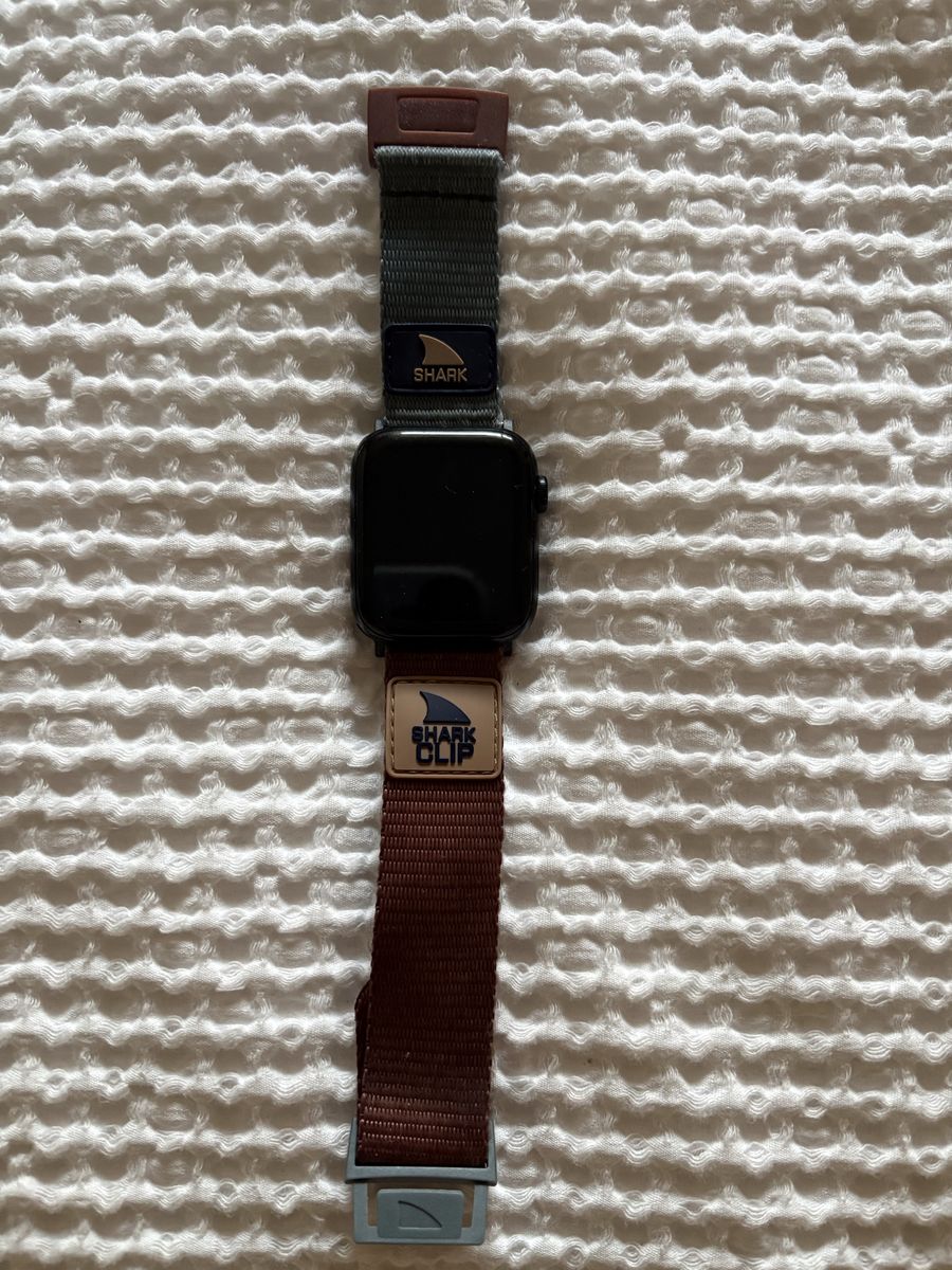 Apple Watch SE (2nd Gen) GPS 44mm + Freestyle Shark Band + Charger