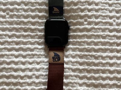 Apple Watch SE (2nd Gen) GPS 44mm + Freestyle Shark Band + Charger
