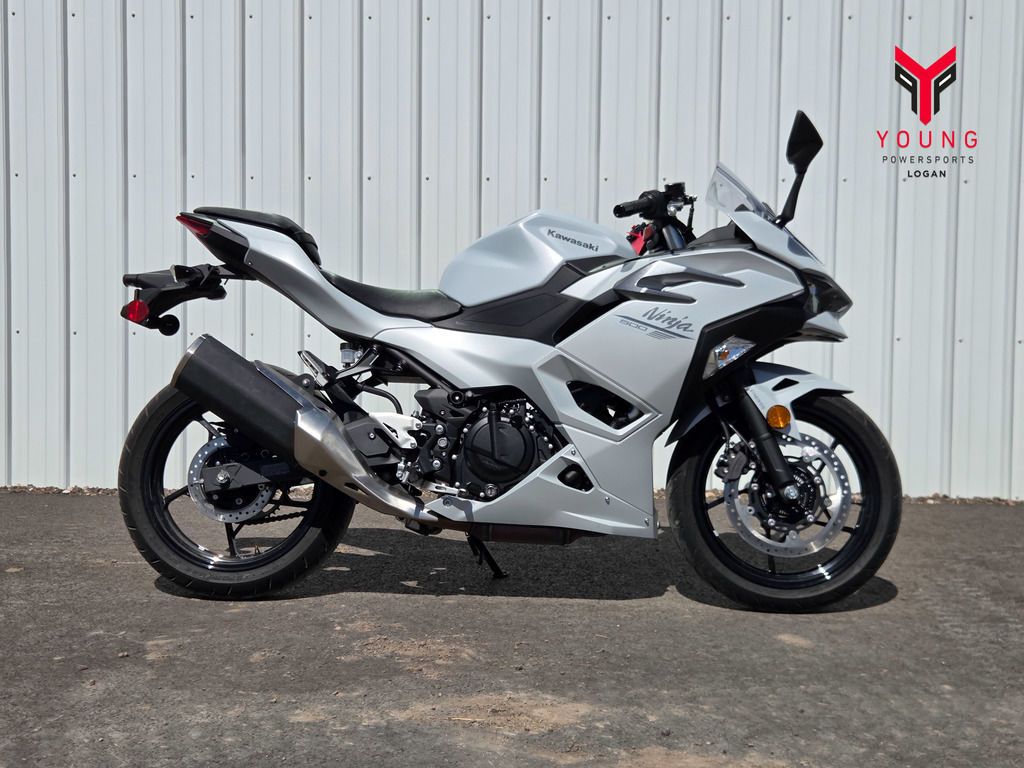 2025 Kawasaki Ninja® 500 ABS Passion Red/Metallic Flat Spark Black