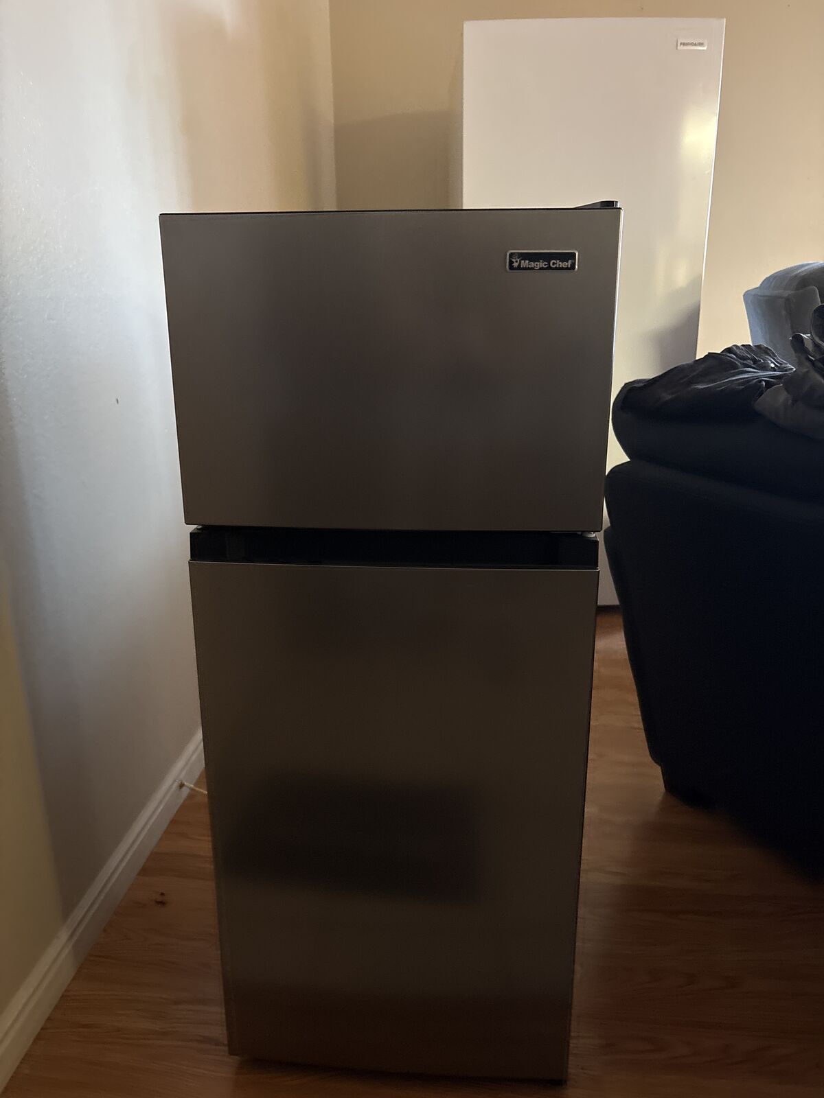 Mini refrigerator with freezer