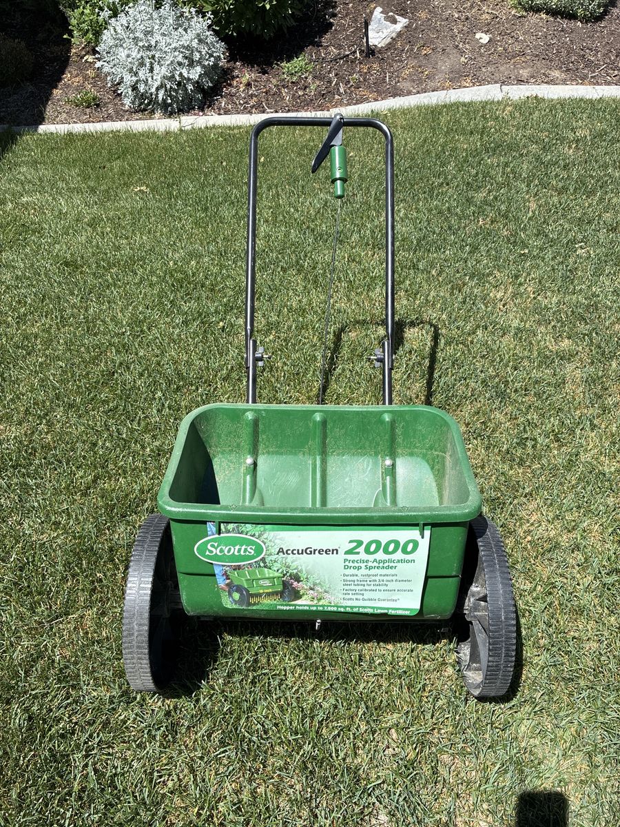 Scotts AccuGreen 2000 Precise-Application Drop Spreader - Rustproof Lawn Fertilizer Applicator