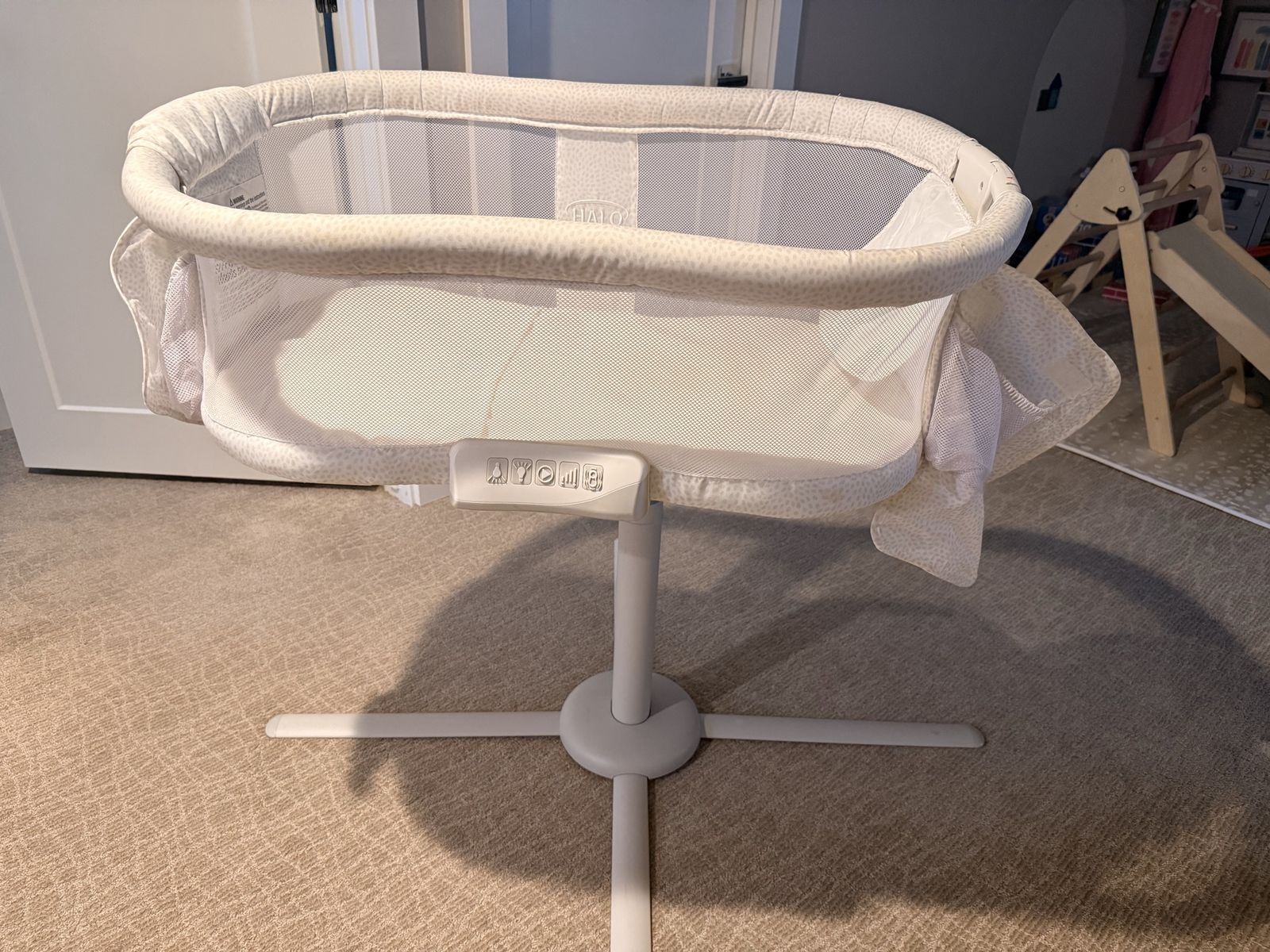 Halo Bassinest Swivel Sleeper Bedside Bassinet in Neutral Gray