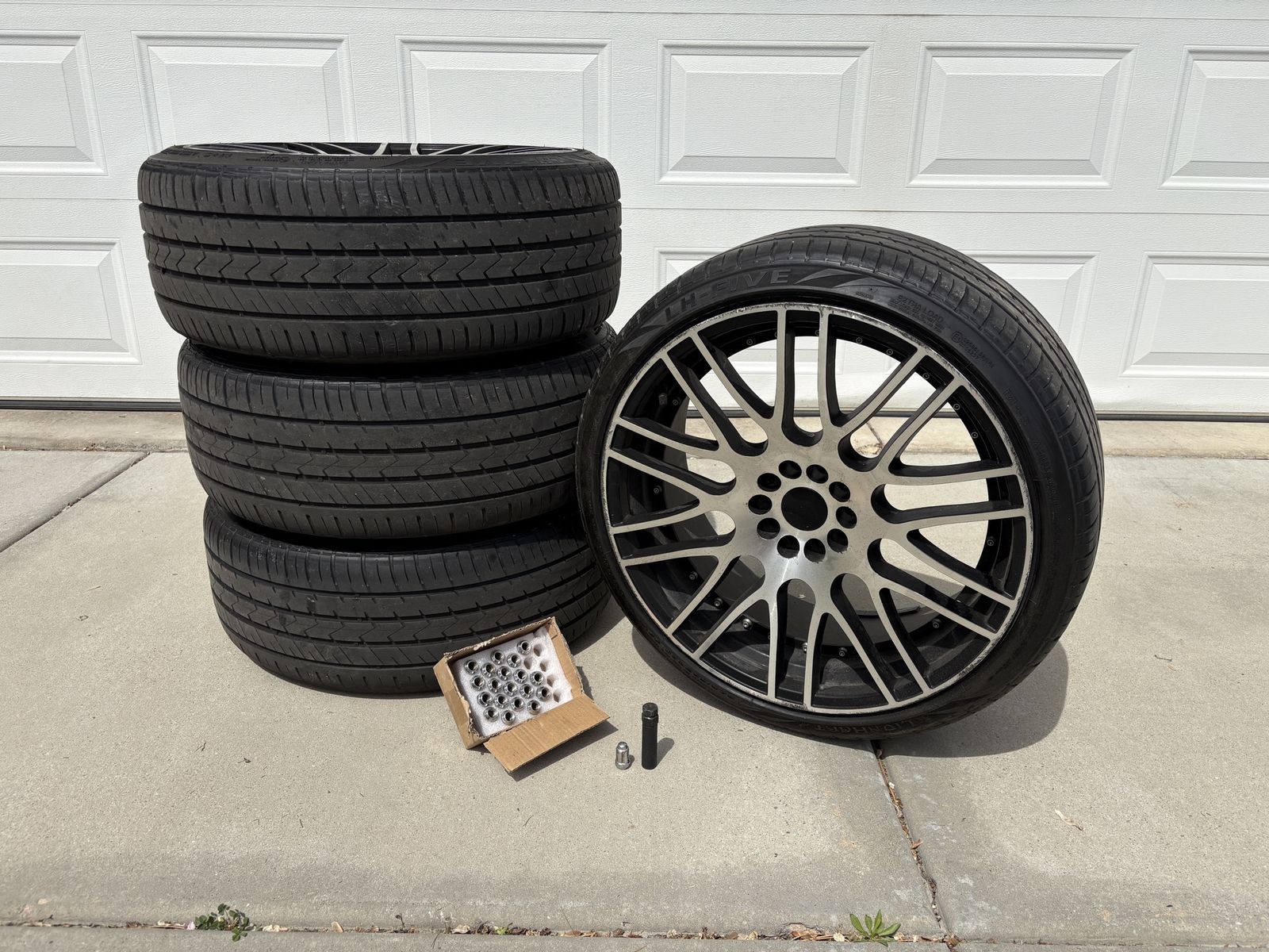 20 inch rims with tires and keyed lugnuts