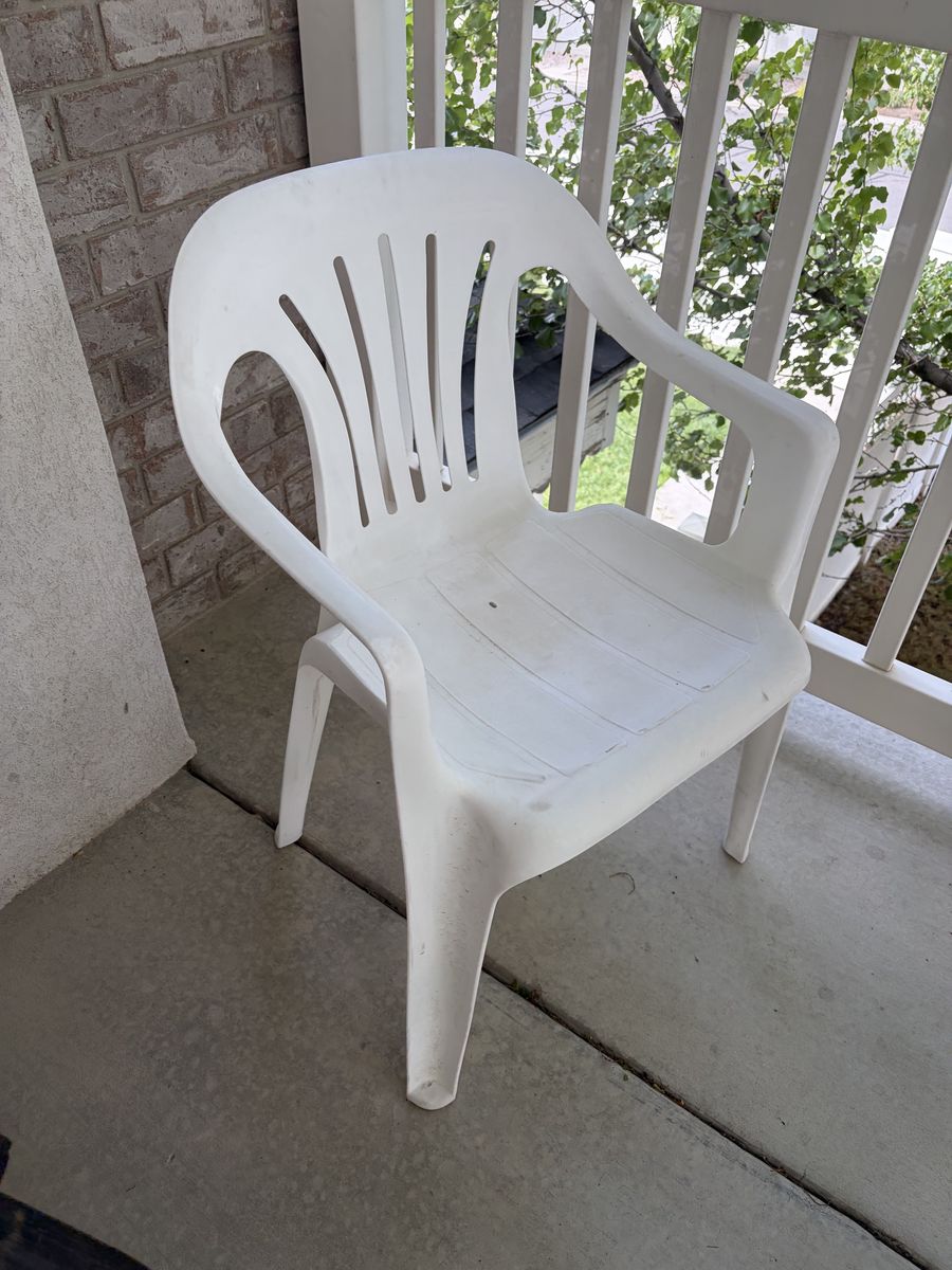 6 Great Outside Plastic Chairs