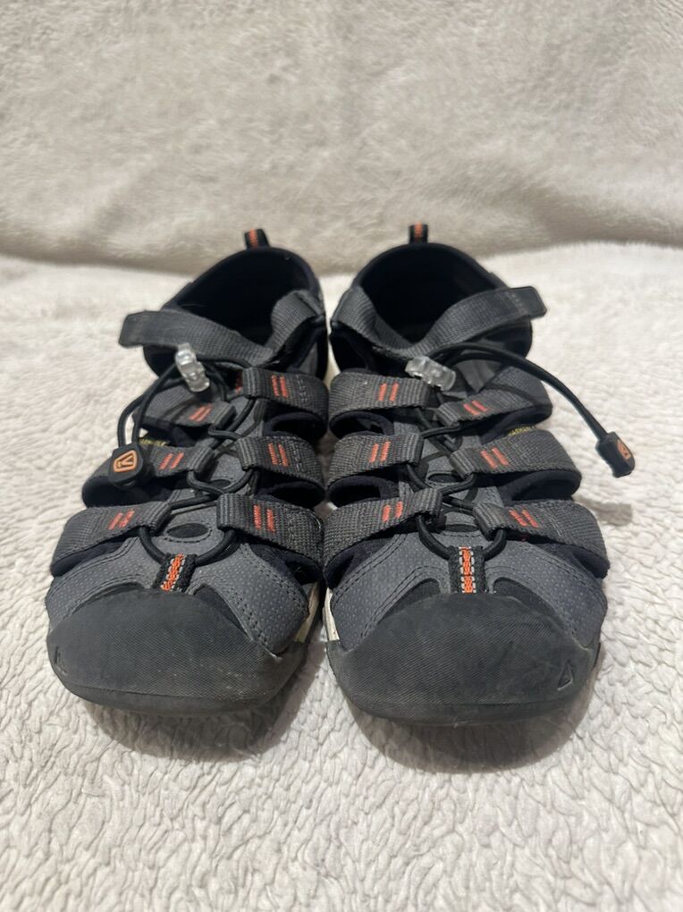 Keen Youth Size 6 Gray Wtrprf Hiking Sandals