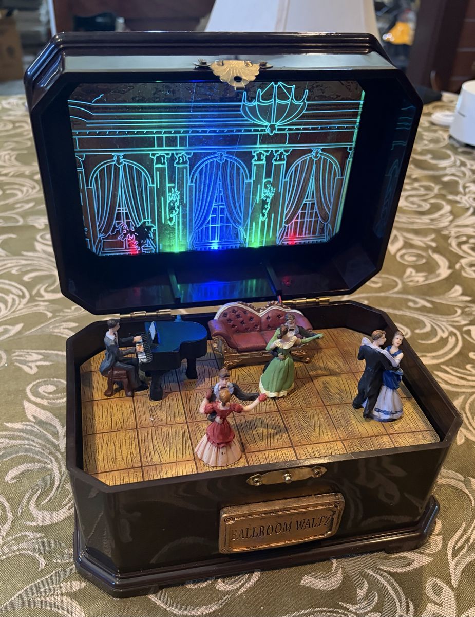 Ballroom Waltz animated music box