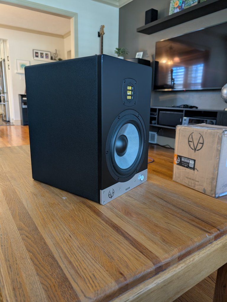 Eve Audio SC208 powered monitor, powered speaker.