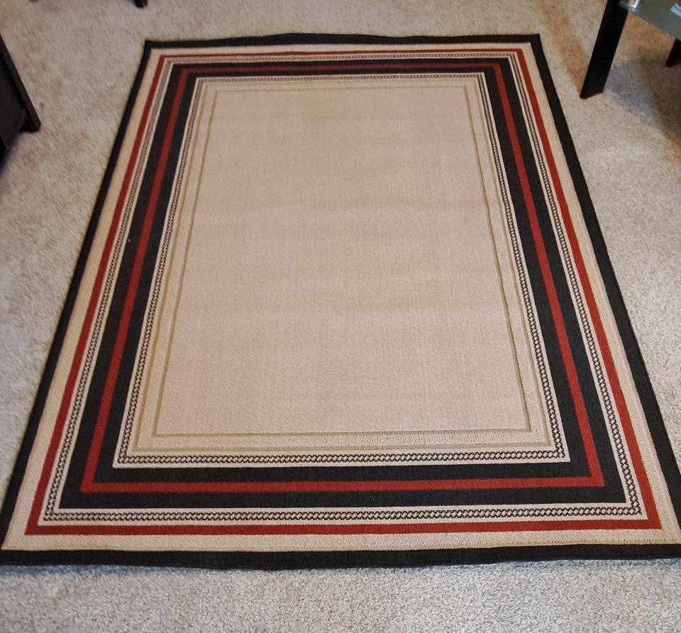 5 x 7 Area Rug. Like new!