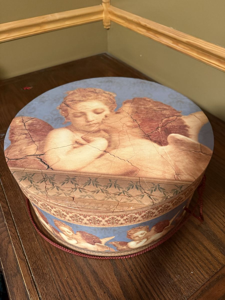 Vintage-style Cherubim Round Hat Box - Decorative Storage Container