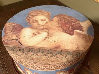 Vintage-style Cherubim Round Hat Box - Decorative Storage Container