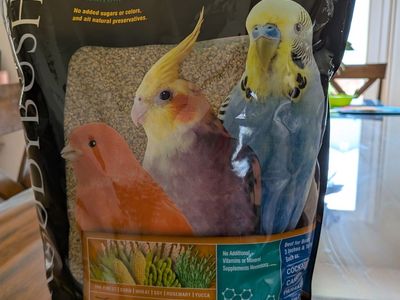 Roudybush bird food pellet crumbles (open)