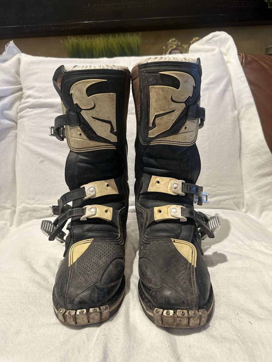 Thor men’s size 7 black with white trim motorcycle boots