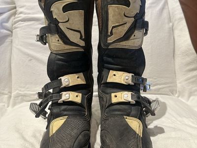 Thor men’s size 7 black with white trim motorcycle boots