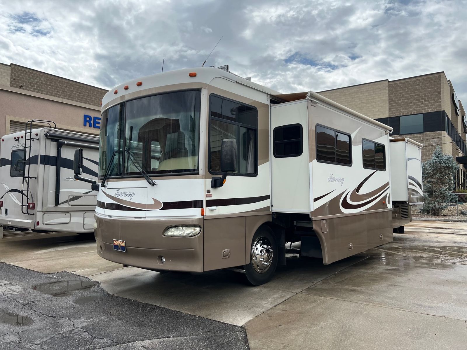 2006 Winnebago Journey 36G pusher with 2 Slides