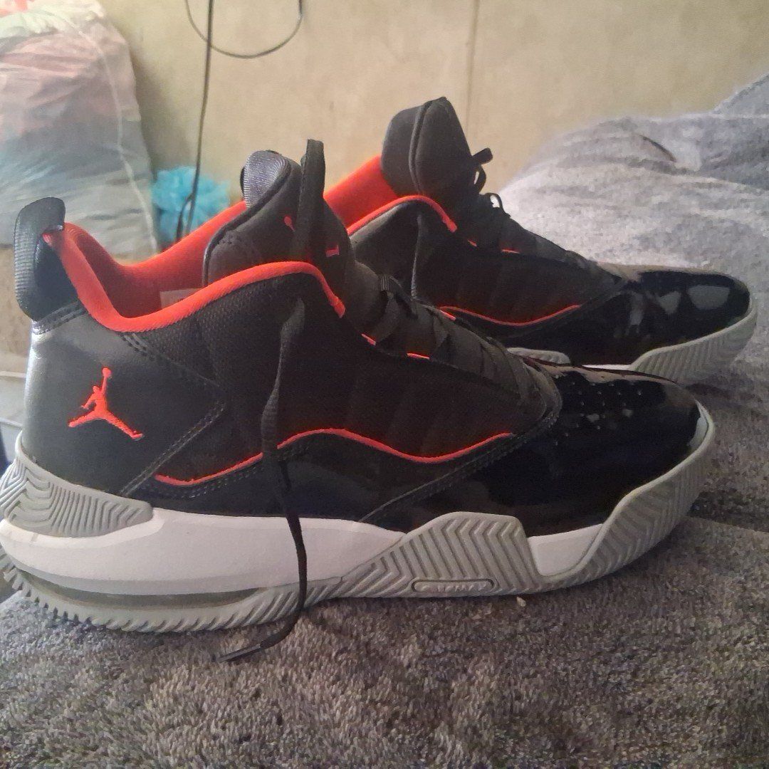 Tennis shoes